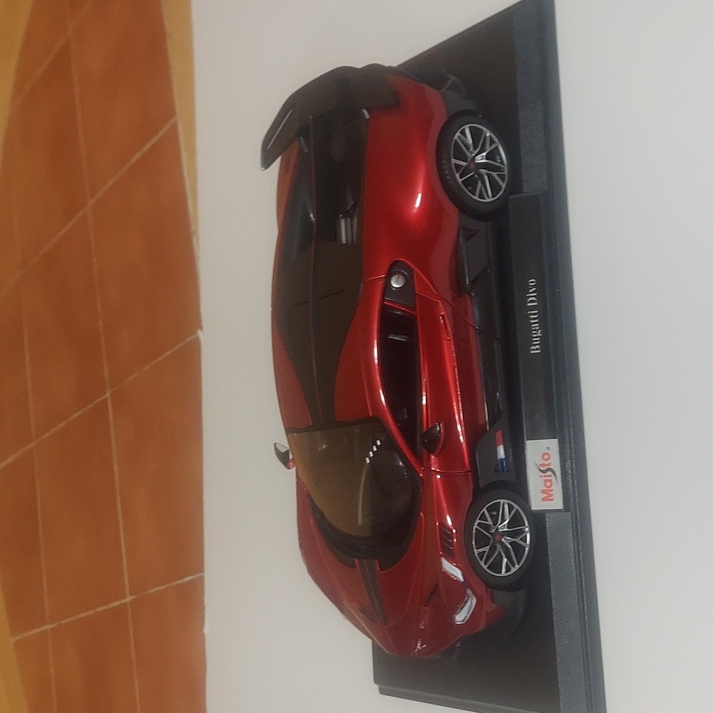 Maisto Bugatti Divo, 1/18 scale doors open